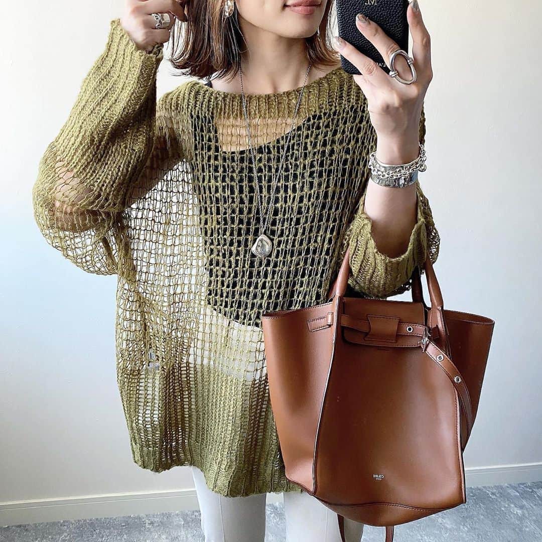 のインスタグラム：「昨夜、外国人からのアカウントの乗っ取りに遭い投稿も大量に削除されたため、復旧作業致します。 たくさん投稿しますがスルーしてください😢🙏🏻 ・ 2020.9.1 ・ こんなローゲージなニットを着られるのも、秋の楽しみの一つ🍁 ・ たっぷりシルエットに、存在感のある大きなリブがコーデを際立てる◡̈⃝ ・ knit #titivate#titivatestyle #ティティベイト #ローゲージ透かし編みニット pants #plage bag #celine shoes #pellico ・ #ootd#outfit#coordinate」
