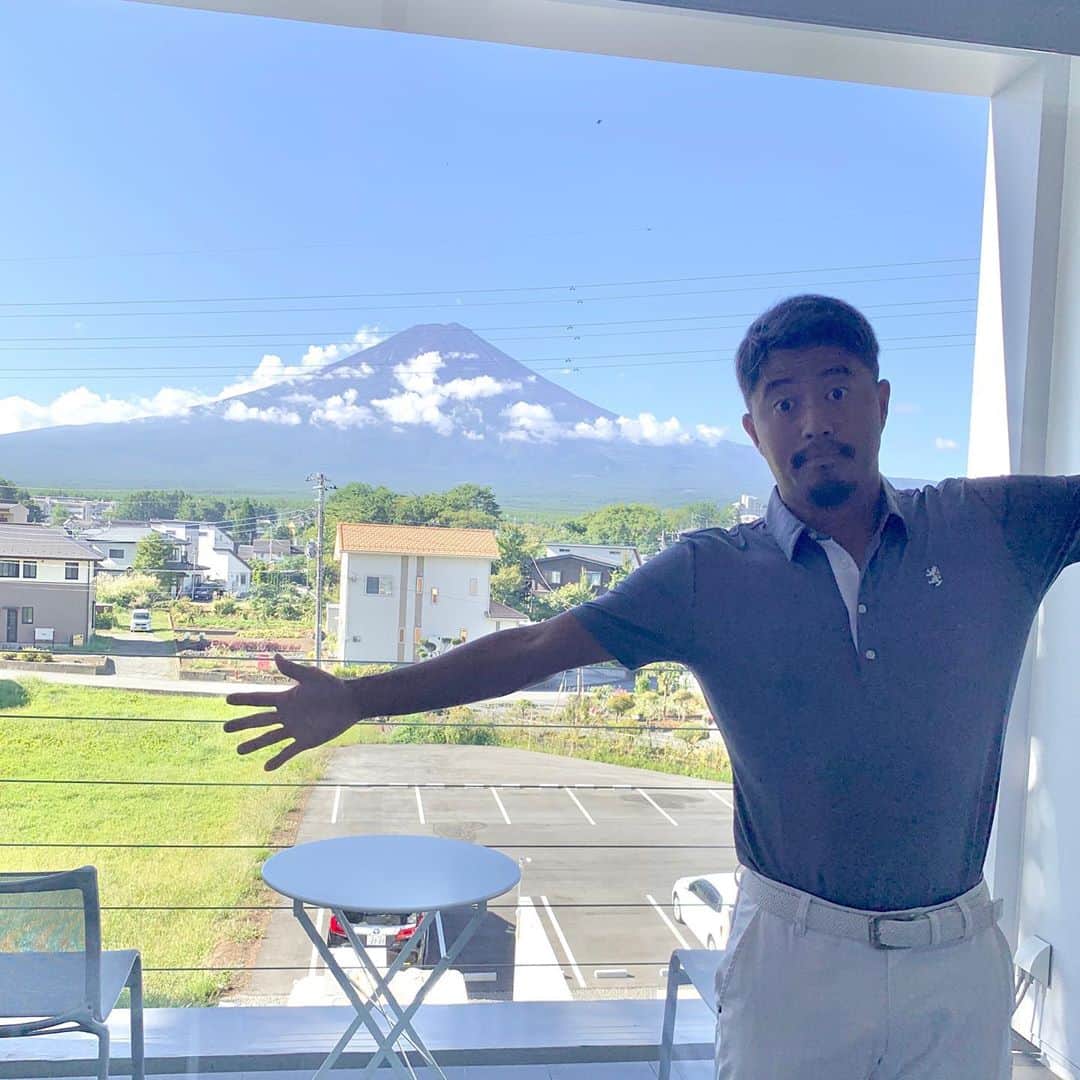 小平智のインスタグラム：「今週のホテル最高でした(^^) 河口湖に新しくできたTHE GARDEN HOTEL！ 富士山が目の前にドーン🤩 @the_garden_mt_fuji  #THEGARDEN #HOTEL #河口湖 #フジサンケイクラシック #小平智」
