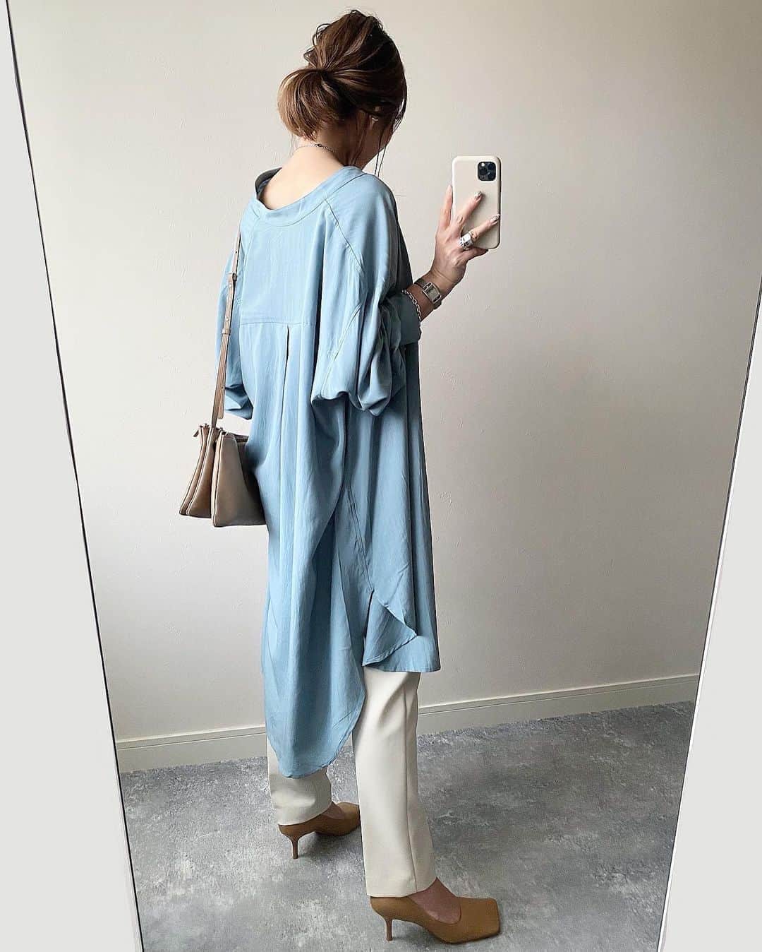 makoさんのインスタグラム写真 - (makoInstagram)「昨夜、外国人からのアカウントの乗っ取りに遭い投稿も大量に削除されたため、復旧作業致します。 たくさん投稿しますがスルーしてください😢🙏🏻  2020.9.2 ・ ダスティブルーの色味が可愛かった @titivatejp のバンドカラーシャツ🐋♡ ・ shirt #titivate#titivatestyle #ティティベイト #バンドカラーオーバーロングシャツ camisole  #stylesea pants #zara bag #celine shoes #pippichic ・ #ootd#outfit#coordinate」9月6日 14時26分 - _____ma.k.o