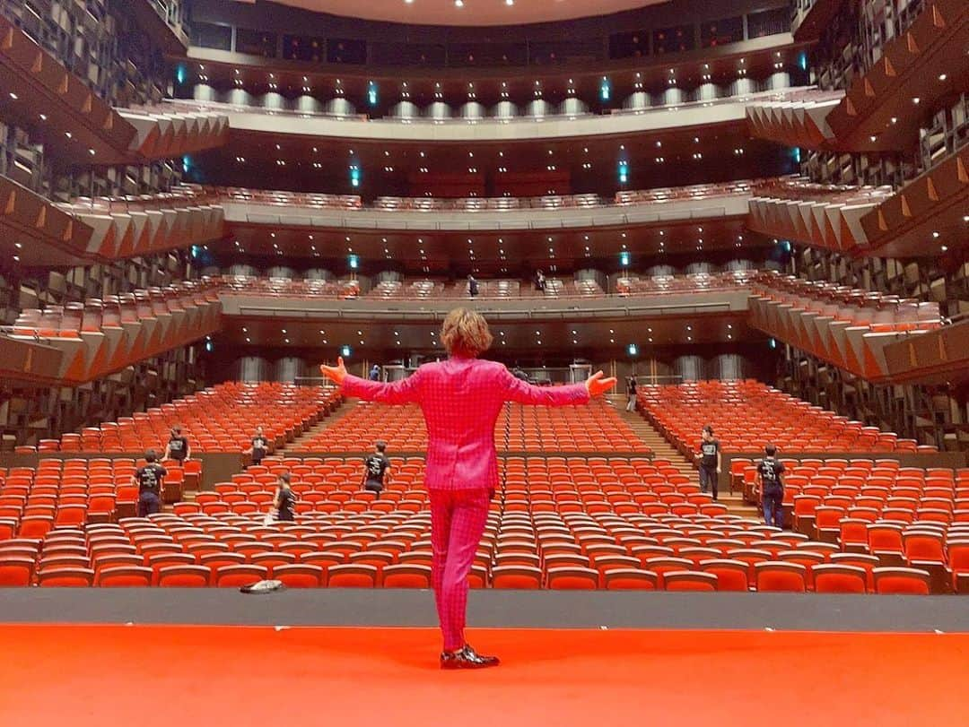 yuukachiさんのインスタグラム写真 - (yuukachiInstagram)「✨BRIGHTEST SHOWMAN🎩✨ . . ✨Event owner @yuta8_8 ✨ . . グレイテストショーマンの映画を元に 作られた今回のShow🍿🎬📽 . . Opening dancerとして 参加させていただき、会社の表彰もして頂きました🎖 . . 久しぶりの舞台✨✨ このメンバーで踊れてよかった🕺 . . 次回のイベントは12月です！！！！！！ . . . 沢山 写真撮って下さった方ありがとうございました！ 送ってください✨✨✨！！ . . . #show#グレイテストショーマン #ミュージカル#ダンス#ダンサー #ミュージカルダンサー#ショーマン #BRIGHTESTSHOWMAN #dancer#greatestshowman」9月6日 14時26分 - yuuka_stagram