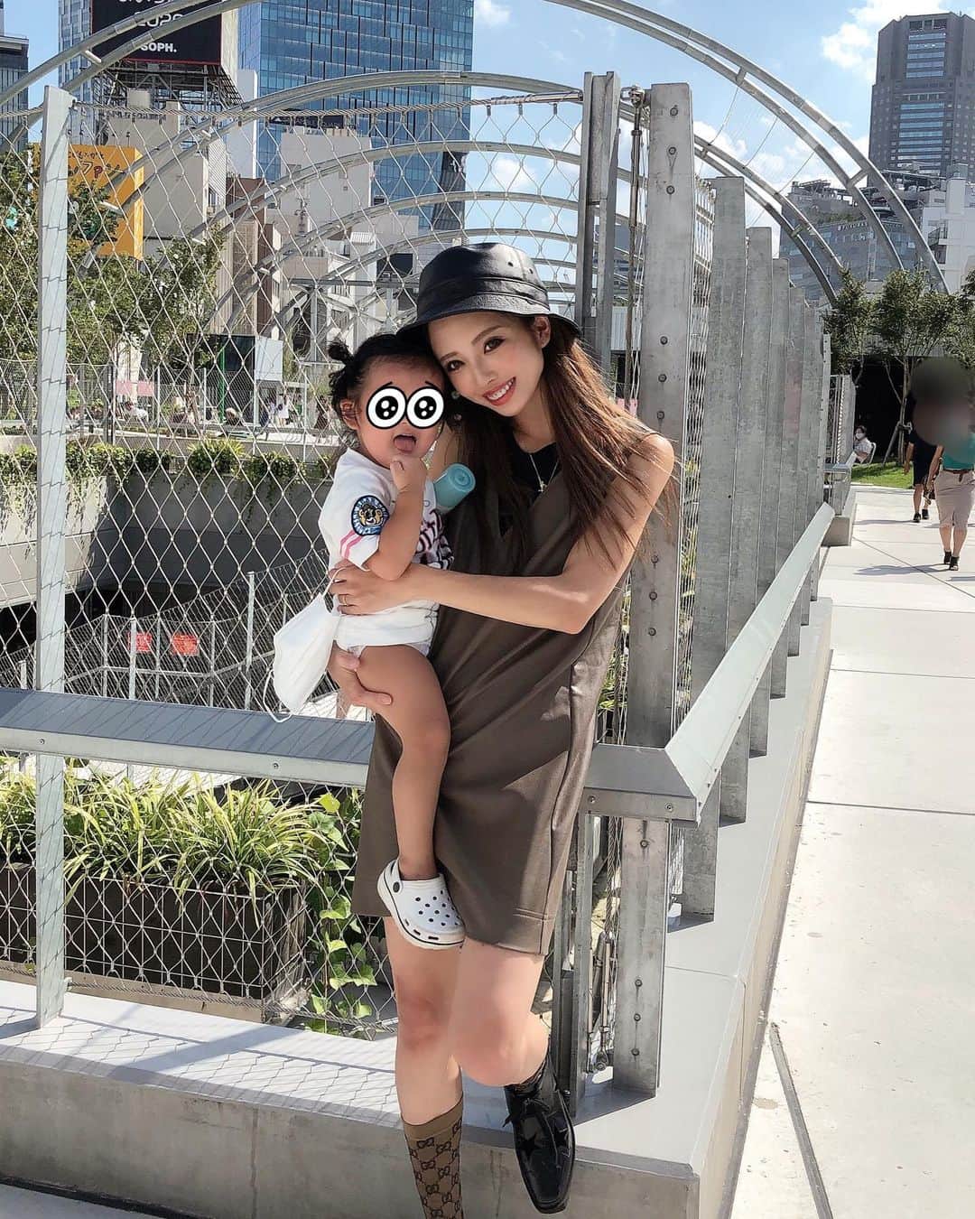 MARIEのインスタグラム：「新しく出来た渋谷の宮下公園行ってきた🦒🌲 あの宮下公園がこんなに綺麗になるなんて思いもしなかったなぁ。笑 ホームレスの人達はどこに行ったのだろう🙄 子どもは芝生あって楽しそうだったけど、炎天下の中わたしは死にそうだった💩 #新米ママ #プレママ #マタニティ #育児 #妊娠 #ママリ #女の子ママ #赤ちゃん #赤ちゃんのいる生活 #ママ友 #主婦 #mama #instagood #fashion #instalike #宮下公園 #宮下パーク」