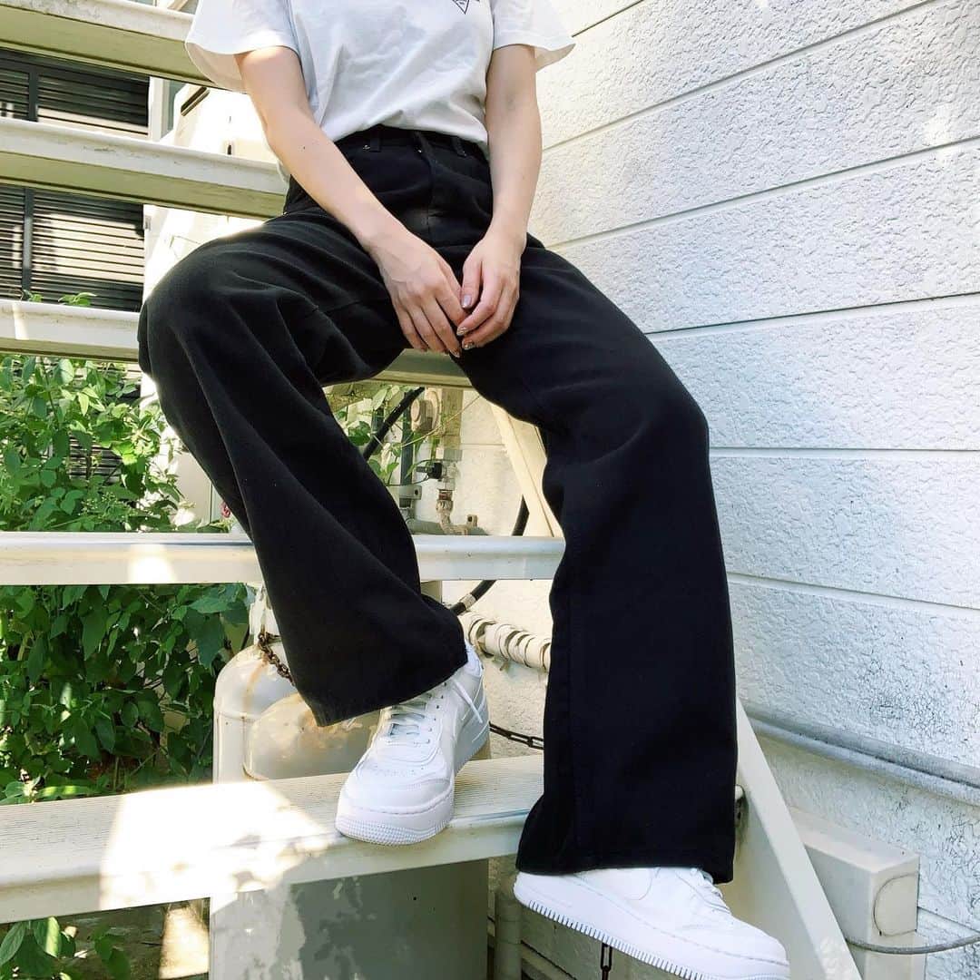 宮脇詩音さんのインスタグラム写真 - (宮脇詩音Instagram)「「Lara SHION」新商品🆕 脚長効果もあるワイドパンツ。 私は悩みに悩んで結局ブラックとホワイト両方GET🤤笑 ⇩⇩⇩ ✔︎ High Slab Wide Pants ☑︎ （color）Black, Ivory ☑︎ （size）S, M, L ☑︎￥3,800 . . 🌻select shop🌻『Lara SHION』 私のプロフィールリンクか ストーリーからチェックできます🌱 . . #LaraSHION #naunau #韓国ファッション #コーデ #coordinate #セレクトショップ #selectshop #デイリー #欲張りファッション」9月6日 14時27分 - miyawaki_shion