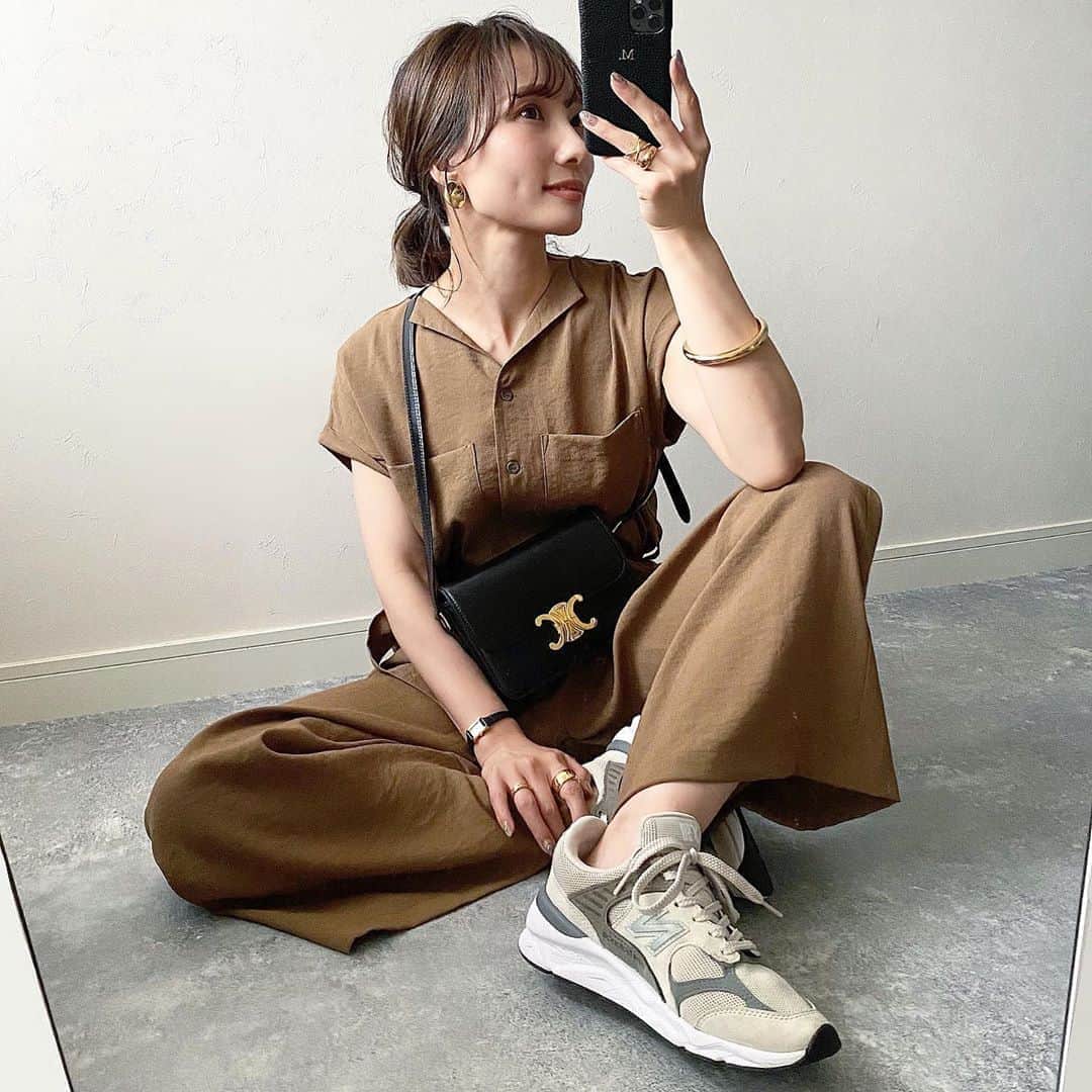 のインスタグラム：「2020.9.4 ・ キャメルのジャンプスーツ🐪❤︎ @style.sea ・ 胸元のポケットとかウエストベルトとか カジュアルに見えて女度上げてくれるデザイン🥺 ・ jumpsuit #stylesea bag #celine shoes #newbalance」