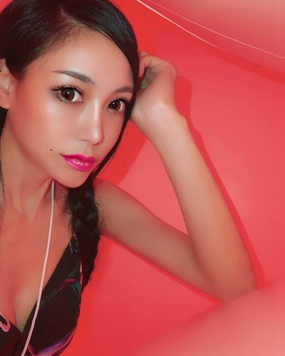 百合華さんのインスタグラム写真 - (百合華Instagram)「東京豊洲にある『teamLab Planets TOKYO DMM』で、超巨大な没入型作品群を手ぶら＆裸足で体感してきました②🎶  巨大なバルーンに埋め尽くされる面白い空間にきゅんデスww❤️  #japan #日本 #tokyo  #東京 #豊洲 #teamlabplanets  #チームラボプラネッツ  #チームラボ豊洲 #pr #トリドリベース  #art #アート #宇宙空間 #浮遊感  #幻想的 #避暑地 #没入空間 #手ぶら #裸足 #水と光のイリュージョン #水に入るミュージアム」9月6日 14時40分 - yurika.lovelily