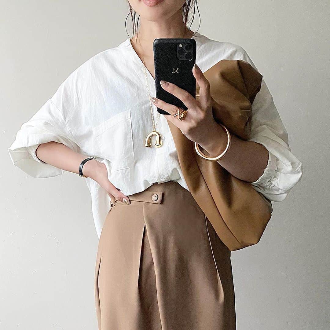のインスタグラム：「復旧作業、これで終了です タイムラインお騒がせしました😢🙏🏻  2020.9.5 ・ シルエットがツボだったブラウスと ラップ風なウエストが可愛いパンツを @helrous_official で💕 ・ ブラウスは後ろの大きなVも可愛いし パンツは前のタックがいい仕事してくれて、ウエストラインを綺麗に見せてくれる絶妙デザイン🥺 ・ tops,pants,shoes #helrous bag #bottegaveneta」