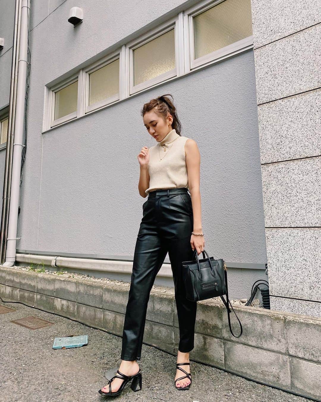 佐々木彩乃のインスタグラム：「涼しくなってきてレザーボトムが履ける🥰 ALL @evris_official」