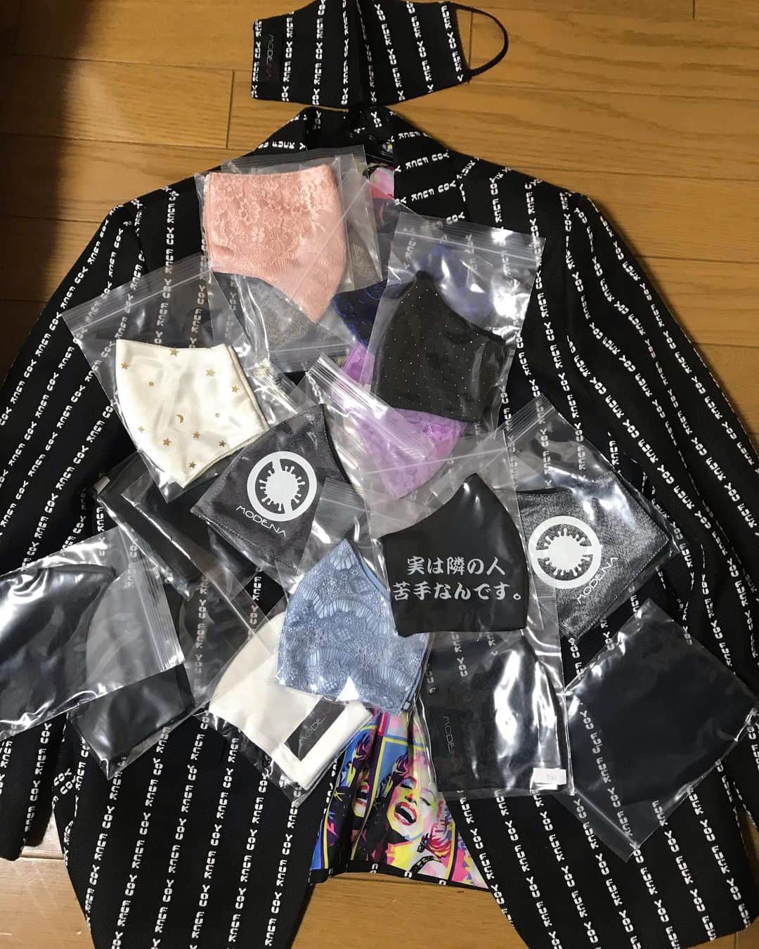 井上貴子さんのインスタグラム写真 - (井上貴子Instagram)「タイに住んでいる友人が この世を去った。  彼は… 女性としてこの世に生まれ 男性となり人生を謳歌し 繊細なセンスでアパレル界で 大成功していた。  それまでの想像を絶する過酷な人生をジョークで吹き飛ばして いつも周りを気遣い優しく ポジティブに夢を持ち続けていて。  このジャケットは まさに彼らしい作品で 貴子さんのために…と 完全オーダーメードで作ってくれたもの。 ただのストライプではない。 「ファックユー」（笑）  内側の生地はマリリンモンロー。  彼らしい。  まだ袖を通してない。  未使用のマスクもたくさんある。  辛すぎるよ。早すぎるよ。  笑顔しか浮かんでこない。  ついこの前 今後の仕事の話などを 進めていたのに…  ご冥福をお祈りします。  コロナ禍に携わる 全てのお仕事の皆様。  心から 感謝しています。  引き続き油断せず お気をつけて お過ごし下さいませ。  #井上貴子  #LLPWX #女子プロレス #紅緒と柊音 #トイプードル #cacatocacat #ご冥福をお祈りします #Twitterも見てね #感謝 #STOPCOVID19」9月6日 14時43分 - takaco_inoue