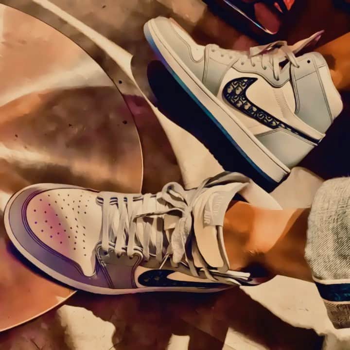 のインスタグラム：「履いてる人初めてみたよ！ とんでもないプレミアKICKS Dior × Nike Air Jordan 1 High OG 誰かと思えばM浦さん。 酔った勢いでくれないかなぁ、、、 いたって終始冷静でした。w 昨夜はお世話になってる先生のBDでした。パーティーが少しずつ再開されてきて嬉しい。もちろんマスクとソーシャルな距離とってね。。それも慣れてきたね。HAPPY BIRTHDAY先生！ . . . #tokyonight #nikedior  #airjordan1 #dior」
