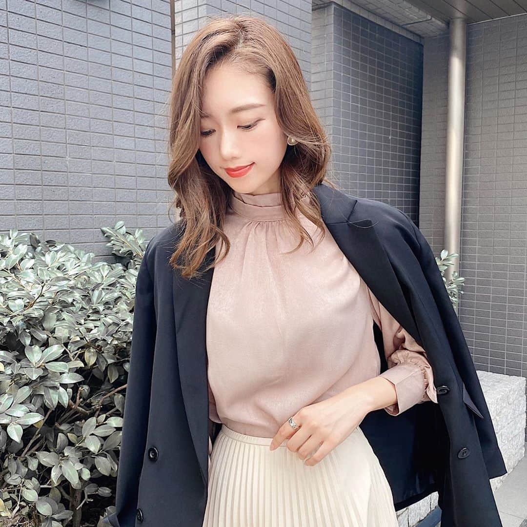 のインスタグラム：「今日は朝からYouTube撮影📷  このベージュのブラウスは @chic.officialshop  から もうすぐ発売される new item🙈❤️ めちゃくちゃ可愛いの🥺  #code#outfit#ootd #YouTube#with#gu #chic #コーデ#ユーチューブ #着回しコーデ#着回し #秋コーデ#秋ジャケット #ブラウス#キレイめコーデ #大人コーデ #ジーユー」