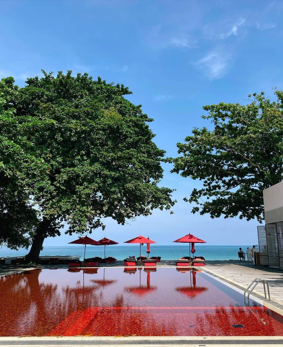 GYEON SEOのインスタグラム：「_* the red pool ♥️ . . #queengsnap」