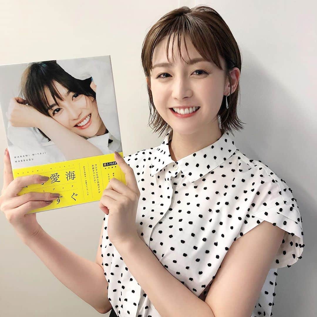 美人百花さんのインスタグラム写真 - (美人百花Instagram)「9月号の「働くレディのノート術を盗め♡」企画で美人百花に初登場してくださったのは、フジテレビアナウンサーの宮司愛海さん😊  フジテレビのスポーツ報道の顔としてもおなじみの宮司アナですが、取材の日に見せていただいた何冊ものノートには、いろんな競技の取材メモがぎっしり😮今回は誌面でも特別に公開していただきました✨ アナウンサーの方は表舞台に立たれる華やかなイメージが強いですよね。でも本当に地道な取材や下準備のリサーチがあってこそのお仕事なんだなぁと、今回お話をうかがってとても感銘を受けました💡  そんな宮司アナをもっと深く知れるパーソナルブック「まっすぐ」も大好評発売中✨テレビで見る宮司さんとはちょっと違う、素顔の宮司さんを垣間見れる素敵な一冊なので、ぜひチェックしてみてください✨編集O  #美人百花 #宮司愛海 さん  #宮司アナ  #まっすぐ #アナウンサー #宮司アナご出演の「S-PARK」は毎週土曜24:35〜、毎週日曜23:15〜放送💡 #今夜もチェック！」9月6日 14時56分 - bijinhyakka