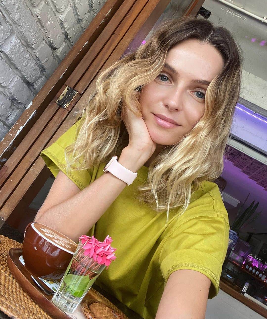 ヴァレンティナ・ゼリャヴァのインスタグラム：「Started my morning with a 6am meditation followed by vegan blueberry cheesecake from @dobrawcafesamui 😋 I wrapped up my morning with a watercolor class 🎨 I enjoy delicious and productive mornings like this 😊 Wishing everyone a wonderful day ✌️  #lifestyle #morningroutine #love」