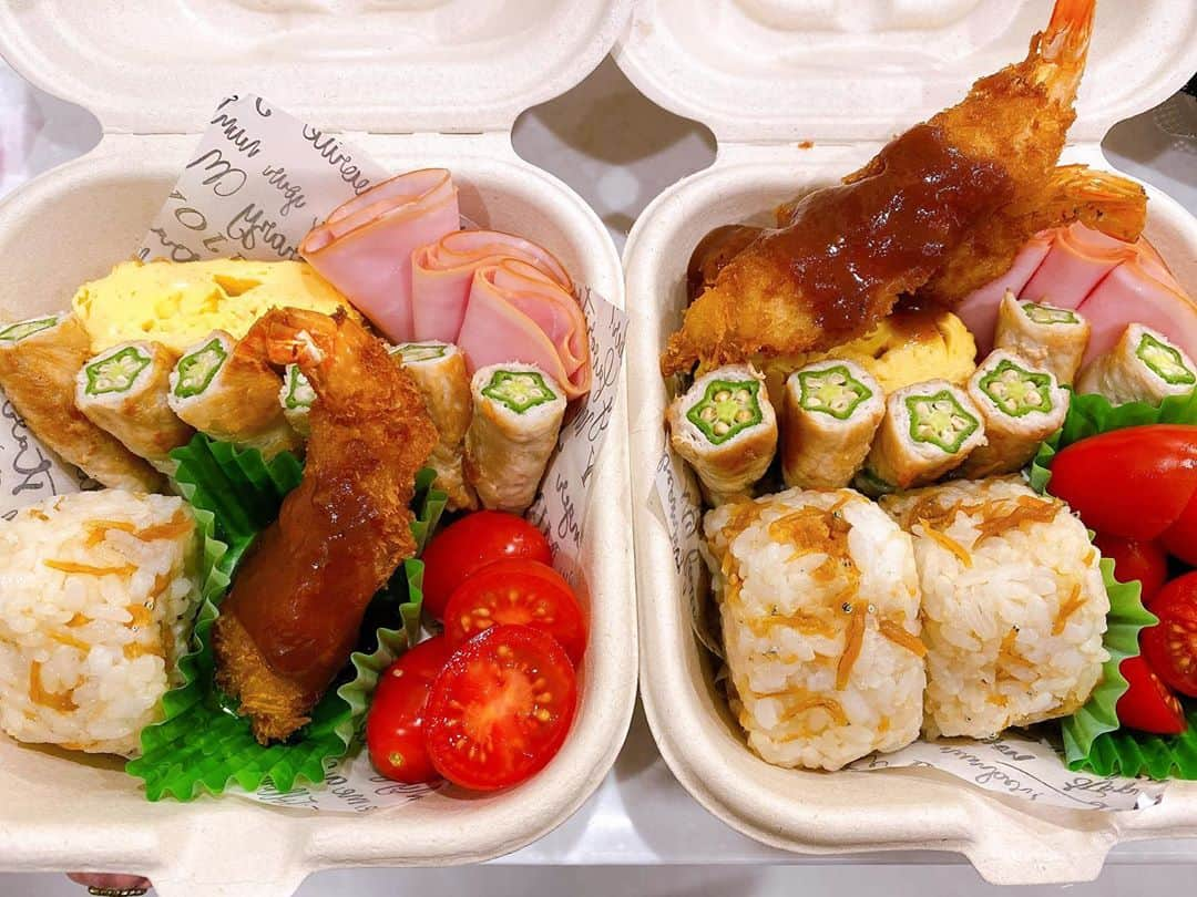 SHINOさんのインスタグラム写真 - (SHINOInstagram)「今週のお弁当🍱 #おべんたぐらむ #オベンタグラム #ソースカツ丼 #ピーマン肉詰め #アスパラ肉巻き #生ハムクリチおにぎり #鮭ほぐし身 #ブロッコリナムル #おじゃこおにぎり #エビフライ #オクラ肉巻 #卵焼き #トマト #ぶどう祭 #ふるぅつふぁみりー @fruitsfamily0913  #旬の味 #フルーツ #安くて美味しい #女子中学生弁当 #JC弁当  #SHINO_lunchbox」9月6日 15時00分 - shino0605