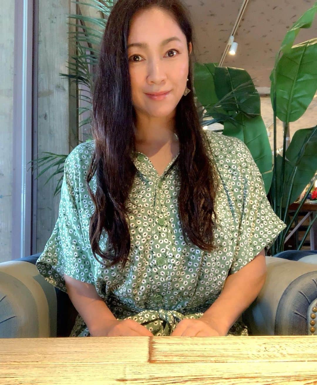 田中悦子さんのインスタグラム写真 - (田中悦子Instagram)「こんな感じの可愛め小花柄ワンピース着るのは珍しいんだよね😅⠀⠀ ⠀ あぁ、食べすぎたから運動しなきゃ😭🤣💦⠀ ⠀  #小花柄ワンピース  #ワンピース #green ⠀」9月6日 15時02分 - etsuko.reborn25