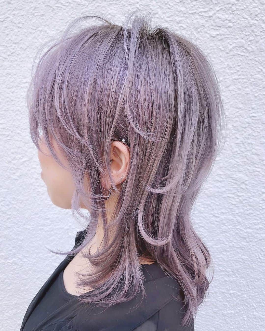 斉藤潤一のインスタグラム：「ウルフカット  カラー グレージュ ラベンダー ピンク20% オッジィオットをやっているお店ならどこでもできるわけではなく。 かなりの数と経験から導き出した入れ方なので是非ROCOSPEARZでやってみて下さい。 #カット #髪質改善   スタイリスト　#斉藤潤一  明るいカラーが好きな方は是非 . 〒150-0041 東京都渋谷区神南 ご予約はこちらへ ☞☞ TEL ☏﻿ ﻿03-3462-2093 web  roco@1cs.jp 渋谷 美容室 #rocospearz . 〒150-0041 東京都渋谷区神南1-14-9 第7FMGビルB1F . . ご予約はこちらへ ☞☞ TEL ☏﻿ ﻿03-3462-2093 web  roco@1cs.jp . ★平日  open  11:30-22:30 ★土日祝  open  11:00-21:30  #渋谷#東京#oggiotto#新宿#新宿美容室#ヘアアレンジ #外国人風#バレイヤージュ #hair#渋谷美容室 #インナーカラー#オシャレ #ダブルカラー#外国人風カラー#ショートヘア #ヘアアレンジ #ケアブリーチ  #ラベンダーアッシュ #newcolor # #tokyo #shibuya #hair #オッジィオット #モデル#グレージュ #バレイヤージュグラデーション#ウルフカット」