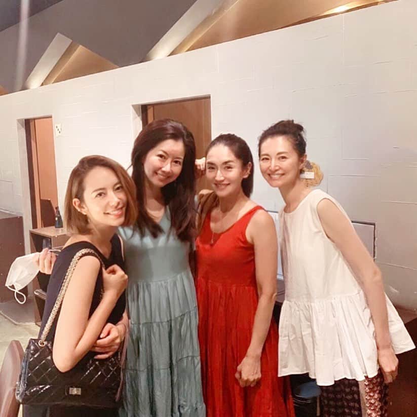 亀恭子のインスタグラム：「久しぶりに集まれた夜。  会えてなかった分の思いと話はつもりつもって、 The ノンストップ。  個々には連絡をとりつつも、 集合するのは春からなんとなく遠慮していたけれど…  直接話せる喜び。 心の健康❤︎ です  #bff #love #thankyou #❤︎」