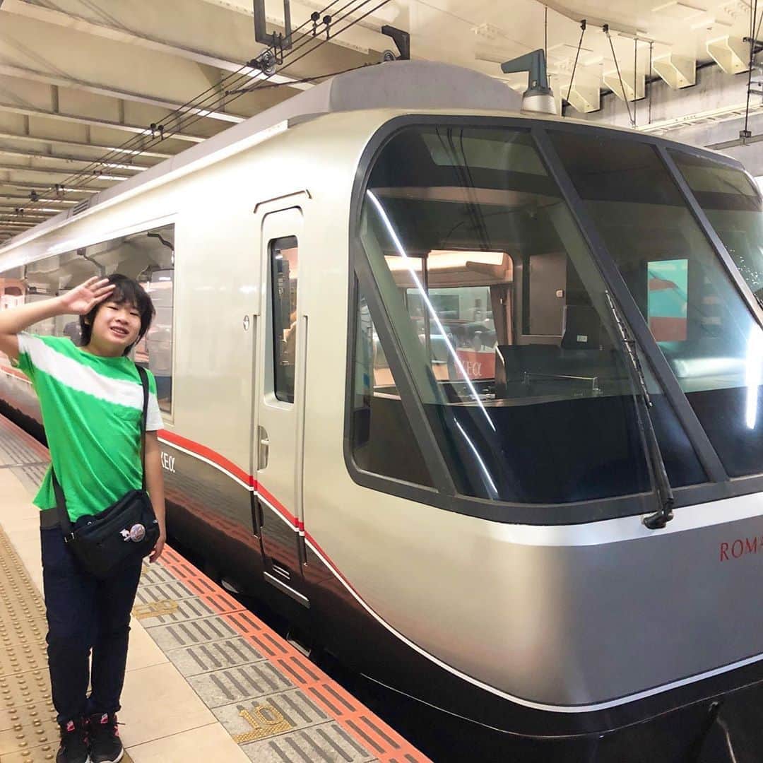 がっちゃんのインスタグラム：「小田急ロマンスカーEXEα（30000形）  混雑を避けるために朝5時半過ぎに出て、始発のロマンスカー に乗りました😊  #train #japantrain #japantravel #japantrip #shinjuku #hakone #小田急線 #ロマンスカー #小学生 #鉄道 #鉄道写真 #がっちゃん #がっちゃんねる」