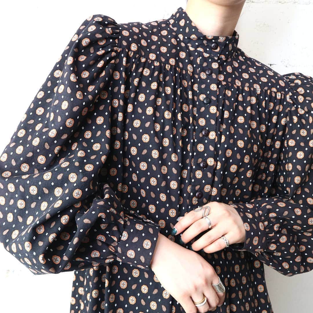 のインスタグラム：「Volume Sleeve Small Pattern Dress  #orfeo #kichijoji #tokyo #vintage #used #fashion #coordinate #outfit  お問い合わせはインスタグラムのプロフィール掲載のメールアドレスにお願いいたします。コメント、DMでのお問い合わせは受け付けておりませんのでご了承ください。 ONLINE SHOPの商品も店頭にてご購入頂けます。気になる商品がございましたらスタッフにお声掛けください。  新型コロナウィルス感染拡大防止策を徹底した上で営業をしております。マスクの着用、入店時にアルコールでの消毒をお願いいたします。」