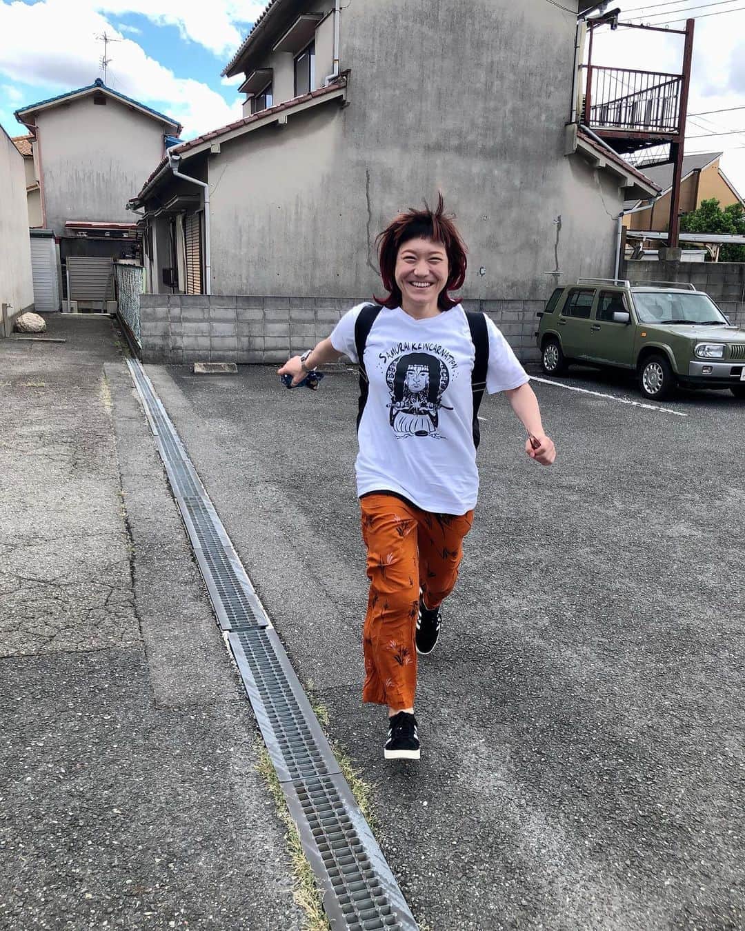 和田美枝のインスタグラム：「クボヅカT👕  #伊達努　さんが #描く #魔界転生 #窪塚洋介　さん #Tシャツ #トランスポップギャラリー #3人展で購入 #背後にラシーン🚗 #色んなTシャツ集めたい」
