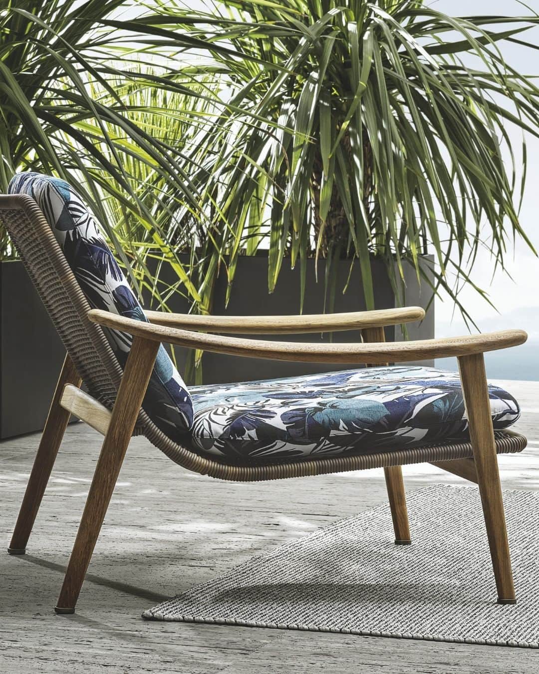 Minotti Londonさんのインスタグラム写真 - (Minotti LondonInstagram)「The Fynn Outdoor armchairs and dining chairs by @gamfratesi are inspired by nature.  With their sleak teak frame, they bring pure emotions in the nature.  Discover Fynn via the link in our bio.  #minotti2020collection #minotti #minottilondon #fynn #armchair #chair #madeinitaly #gamfratesi #rodolfodordoni #couture #design #creativity #indoor #outdoor #interiordesign #designlover #architecture #furniture #luxurylifestyle #luxuryhomes #luxury」9月6日 15時18分 - minottilondon