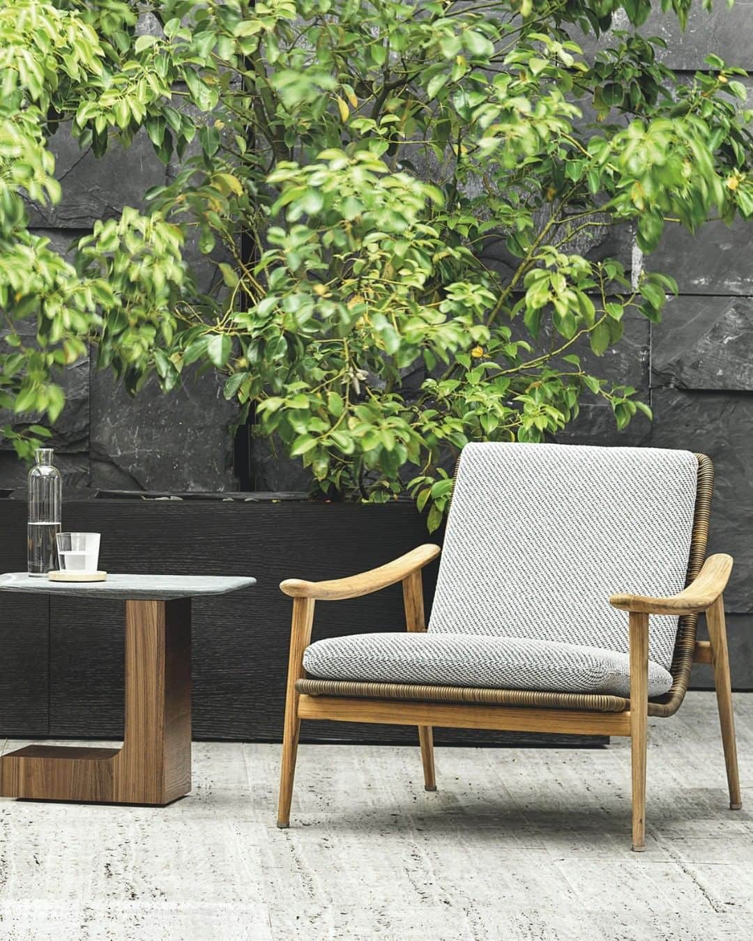 Minotti Londonさんのインスタグラム写真 - (Minotti LondonInstagram)「The Fynn Outdoor armchairs and dining chairs by @gamfratesi are inspired by nature.  With their sleak teak frame, they bring pure emotions in the nature.  Discover Fynn via the link in our bio.  #minotti2020collection #minotti #minottilondon #fynn #armchair #chair #madeinitaly #gamfratesi #rodolfodordoni #couture #design #creativity #indoor #outdoor #interiordesign #designlover #architecture #furniture #luxurylifestyle #luxuryhomes #luxury」9月6日 15時18分 - minottilondon