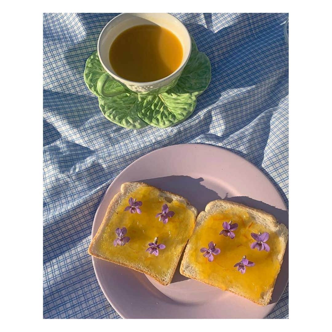 ベンシモンのインスタグラム：「Profiter des dernières matinées d'été... 🌼  ​🇬🇧 Enjoy the last summer mornings... 🌼 ​📸 @casaviolastudio ​#bensimon #inspiration #summer #mood」