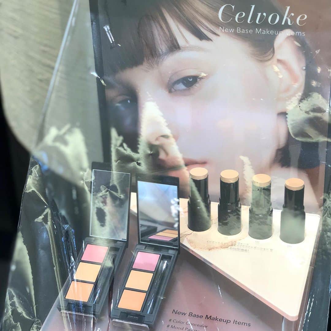 mmk__56さんのインスタグラム写真 - (mmk__56Instagram)「2020.9.6 . . 9/4に全国発売された @celvoke.jp 新作コスメを購入してきました✴︎ . #ムードパレット 02 こちらかなり優秀なパレット‼︎分かりやすい使い方を2枚目に載せているので是非⭐︎パープルを顔の中央部に乗せるとかなり透明感が出る♡ . #インテントスキンスティックファンデーションn 100 高いカバー力でSPF50+に上がったところも嬉しいポイント♡ . 他にも #インラプチュアラッシュ 03 #シュアネスアイライナーリキッドc 03 #インディケイトアイブロウペンシル 02 などを追加しました⭐︎ 明日のメイクが楽しみだな☺︎ . #セルヴォーク#celvoke#ファンデーション#ベースメイク#コスメ#新作コスメ#コスメ購入品」9月6日 15時26分 - mmk__56