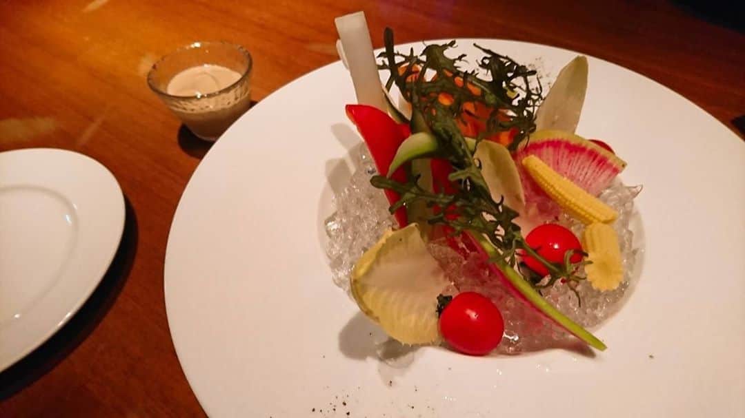 関西LIFE－homelife－のインスタグラム：「【大阪府・難波】 西日本最大級のアクアリウムダイニング【心斎橋LIME】 . 綺麗な水槽に囲まれながらゆったりと食事ができるお店です♪ 新鮮なお野菜のバーニャカウダや、その他いろいろと アラカルトでいただきましたがどれも美味しかったです☆ . . @homelife_local では #homelife_大阪 をつけて投稿された素敵な大阪の写真を紹介していきます。大好きな大阪を一緒に盛り上げていきましょう。 .  . #心斎橋ライム #アクアリウムダイニング #バーニャカウダ #ライム #ダイニングバー #心斎橋 #難波 #道頓堀 #おしゃれ #雰囲気バツグン #美味しい #なんば #水族館みたい #カクテル #なんばグルメ #大阪 #心斎橋グルメ #難波ディナー #熱帯魚 #大阪女子会 #大阪旅行 #大阪観光 #そうだ大阪行こう #大阪 #観光 #yummy #japan #japantrip #japantrip2020」