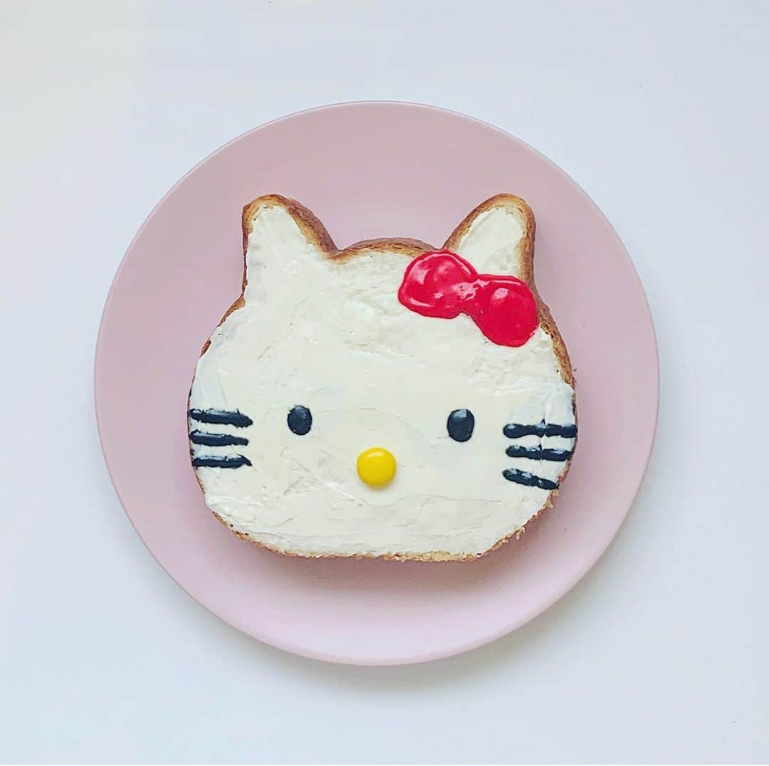 k i ｒa r a のインスタグラム：「🐾﻿ お取り寄せした﻿ ねこねこ食パン🍞﻿ ﻿ キティちゃん作った❤️﻿ ﻿ 可愛すぎて食べるのが﻿ もったいない🐱💕」