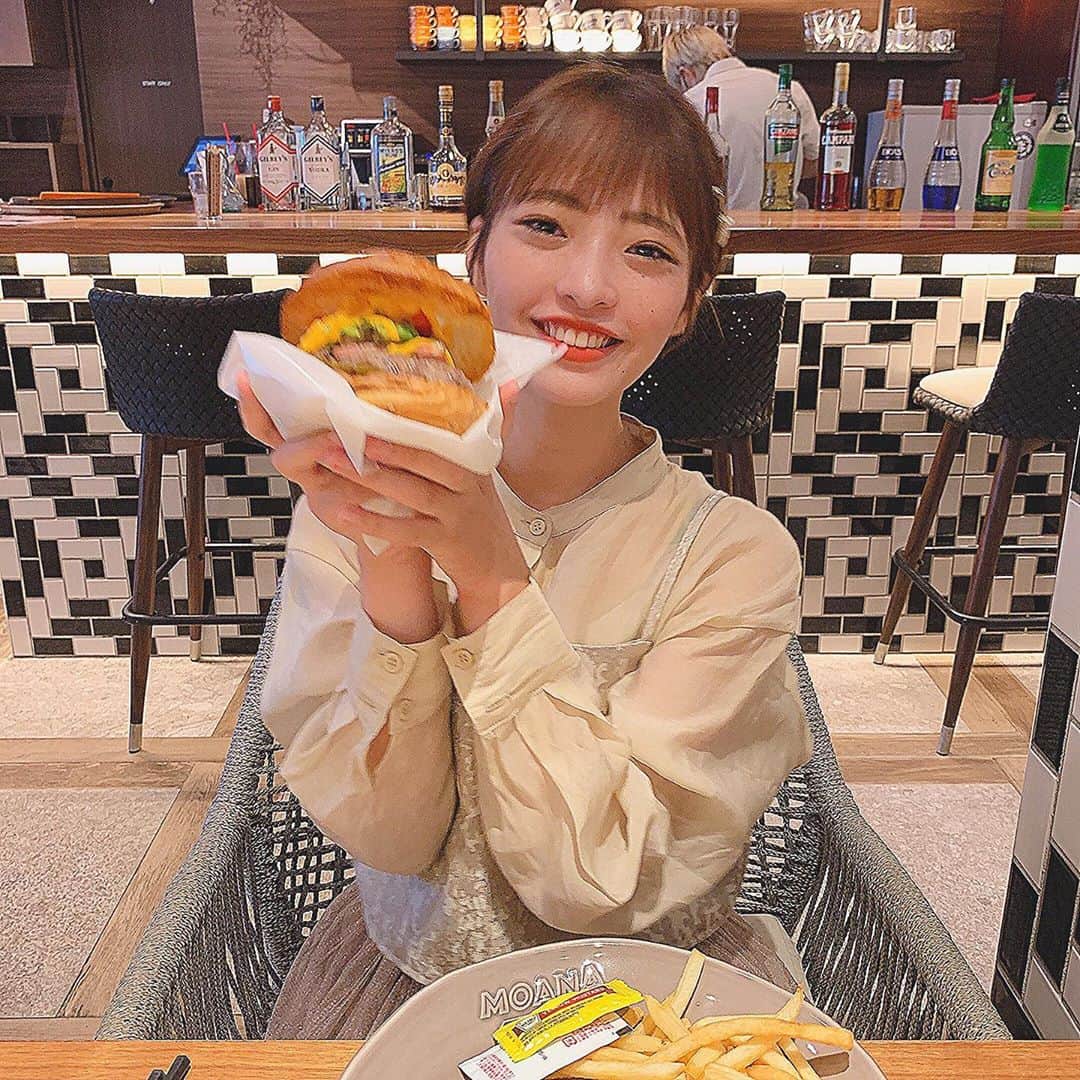 のインスタグラム：「みなさんこんにちは🌞  素敵な日曜日過ごしてますか？？  雨降ってるから気をつけてね☔️  私は大好きなハンバーガー食べてるよ〜🍔 お洒落なお店で素敵な雰囲気🥰  ハンバーガーのお店って素敵なお店多いイメージ！！！  おすすめのお店とかあったら教えてね😊  明日から月曜日でお仕事や学校の人も多いと思うけど頑張ってくださいね〜！！  私も頑張ります💪  それでは、またね👋  #ミス東洋　#ミスコン　#ショートヘア　#ショートカット　#ミニボブ #instagram #instalike #instagood  #ファッション #コスメ #コスメ好きさんと繋がりたい  #ootd #今日のコーデ #透明感 #SnowMan #すの担さんと繋がりたい #SnowMan担さんと繋がりたい#じゃにおたさんと繋がりたい#お洒落なジャニヲタさんと繋がりたい #お洒落なすの担さんと繋がりたい #向井康二担と繋がりたい#いいね#いいね返し#相互フォロー#面白くなりたい　#世界一面白いミス」
