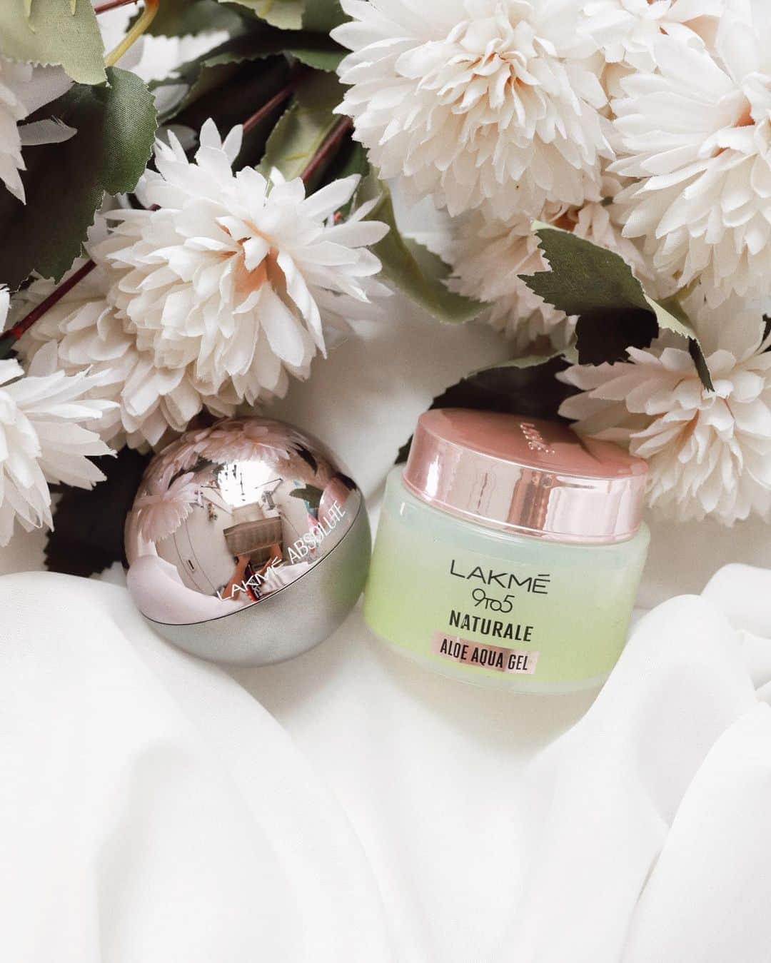 Aakriti Ranaさんのインスタグラム写真 - (Aakriti RanaInstagram)「Skin work is important before makeup, and Lakme’s Naturale Aloe Aqua Gel creates a smooth base which makes Lakme’s Absolute Skin Natural Mousse glide on easily and gives me an enhanced look that I can’t wait to flaunt. There’s more of such amazing products at Big Basket’s beauty section for you to explore @thebeautystorebybigbasket Shop from Big Basket’s “The beauty store” on this  #PrettyBigSale and get your favorite beauty products at up to 60% OFF. I challenge @gunjannagpall to share her virtual date look. 📸 Self Portrait #AakritiRana #Sky #Ad #skincare #conceptart #clouds #lookbook」9月6日 15時36分 - aakritiranaofficial
