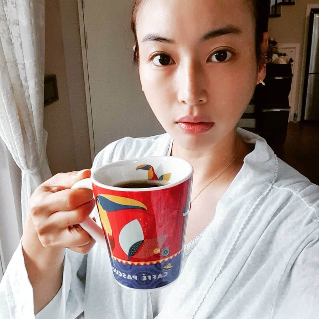 チョン・ダへのインスタグラム：「갑자기 가을이 오나 봐요.. 아ㆍ아를 벗어나 뜨ㆍ아의 시기가 왔네요 연거프 뜨아를 넋놓고 두잔을 때린.... 아니 마신 이유.....  저기 선생님...  저희 집에 프린터가 없는데 갑자기  태풍으로 원격수업 하니 프린트 하라고 하시면.. 저같은 💩손인 엄마는......😳🙈 (원시인 벽화낙서아님) 없는 재료로 낑낑대며 교재를 맹글었더니 넋이 나가버림... 그리운 문명의 이기여.....  ps.딸아 너 내일도 온라인 수업중에 재미없다고 뛰쳐 나가믄 엄마 징짜 운다....😭😭😭😭😭  #딸래in제주 #제주일상 #우당탕탕제주생활 #30cm자라도있었으면좋았을껄 #딸램아 #내일은부탁해🙏 #이와중에 #태풍이시작되고 #제주맘 #남매맘 #육아 #엄마는힘들어」