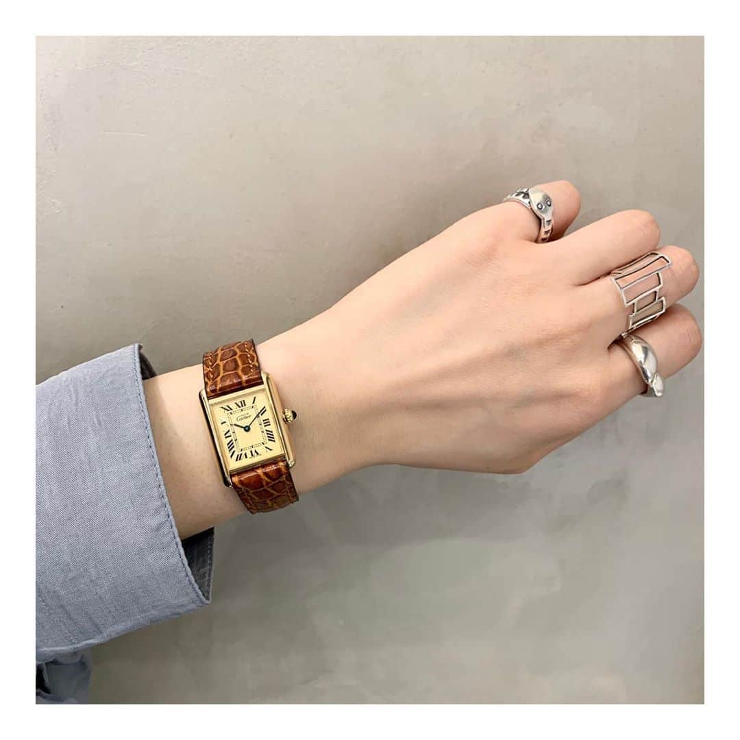 HIROBさんのインスタグラム写真 - (HIROBInstagram)「-HIROB大阪店-﻿ ﻿ Vintage CARTIER﻿ ﻿ L→R﻿ must de cartier tank (sm)﻿ 17003890-609830﻿ ¥190,000+tax﻿ ﻿ must de cartier vendome (sm)﻿ 19003890-524310﻿ ¥135,000+tax﻿ ﻿ must de cartier tank (mm)﻿ 20003890-922310﻿ ¥225,000+tax﻿ ﻿ must de cartier vendome (sm)﻿ 19003890-384110﻿ ¥135,000+tax﻿ ﻿ ﻿ 通信販売も対応しており、﻿ お電話でのご相談も受け付けています。﻿ お気軽にお問い合わせ下さいませ。﻿ ﻿ ﻿ ルクア大阪店﻿ 営業時間10:30〜20:30﻿ ﻿ お問い合わせ先﻿ tel：06-6151-1258﻿ ﻿ ﻿ #hirob﻿ #hirobosaka﻿ #bawcrews﻿ #vintage﻿ #antique﻿ #vintagewatch﻿ #antiquewatch﻿ #vintagehecartier﻿ #antiqueocartier﻿ #cartier﻿ #mustdecartier ﻿ #tank﻿ #vendome﻿ ﻿ #morellato﻿ #cassis﻿ ﻿ #ヒロブ﻿ #ヒロブ大阪﻿ #ベイクルーズ﻿ #ヴィンテージ ﻿ #アンティーク﻿ #ヴィンテージウォッチ﻿ #アンティークウォッチ﻿ #ヴィンテージカルティエ﻿ #アンティークカルティエ﻿ #カルティエ﻿ #マストドゥカルティエ﻿ #タンク﻿ #ヴァンドーム﻿ ﻿ #卡地亚」9月6日 15時50分 - hirob.jp