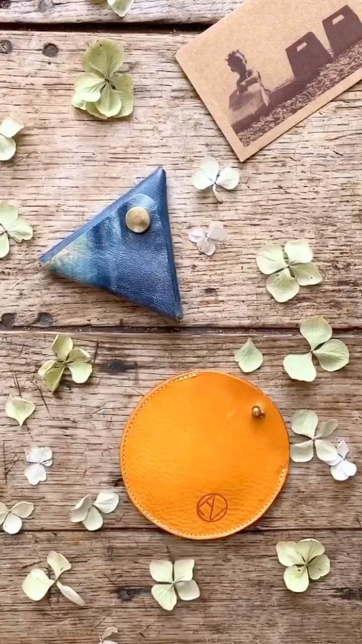Tea and sittingのインスタグラム：「💙🧡...My new @neoma_design coin purses unwrapping themselves and having a dance on my table ✨ ( and lots more pics of Dolores’ beautiful Brighton shop in my stories at the mo )」