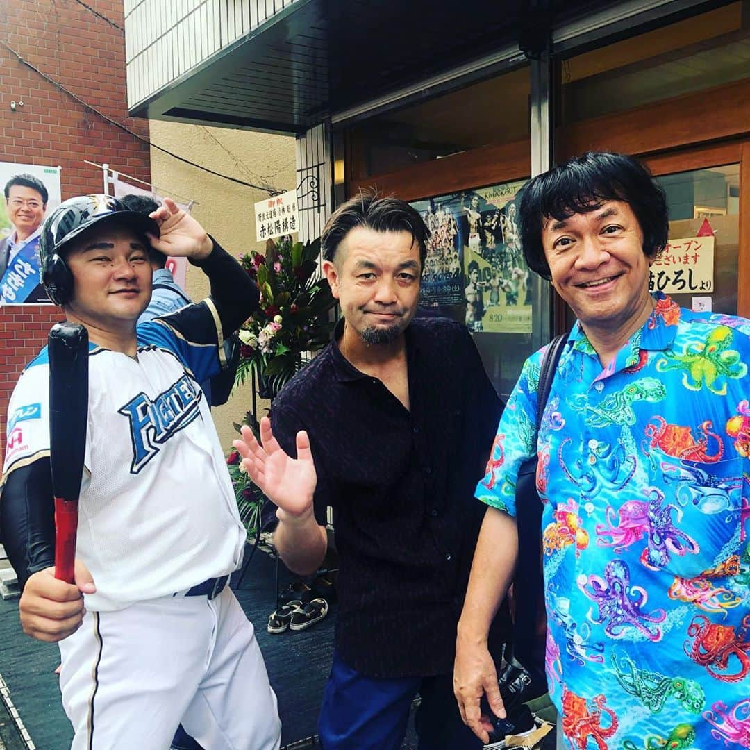 河崎実さんのインスタグラム写真 - (河崎実Instagram)「電エースキック主演小林さとしさんの野良犬道場移転オープニングパーティーに行ってきたよ。小林さんと清宮君のものまねリトル清宮さんと。  住所 荒川区東日暮里１ー16ー21パークフローレンス三ノ輪1階  #小林さとし　#リトル清宮　#河崎実　#電エースキック　#三大怪獣グルメ　#メグ・ライオン」9月6日 15時55分 - kawasakiminoru