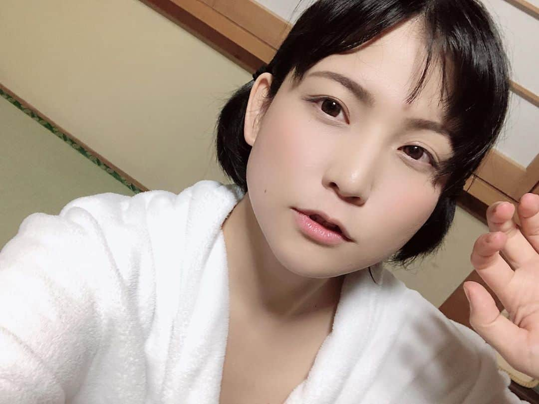 柏木あみさんのインスタグラム写真 - (柏木あみInstagram)「ボロボロになった自メイク。撮影事後  自分でメイクして髪の毛セットするのはやっぱり不得意だなぁと改めて実感した日でした( º﹃º )  #黒髪ショート #なんちゃってツインテ #新人AV女優 #柏木あみ #followｍe」9月6日 15時59分 - kashiwagi_ami