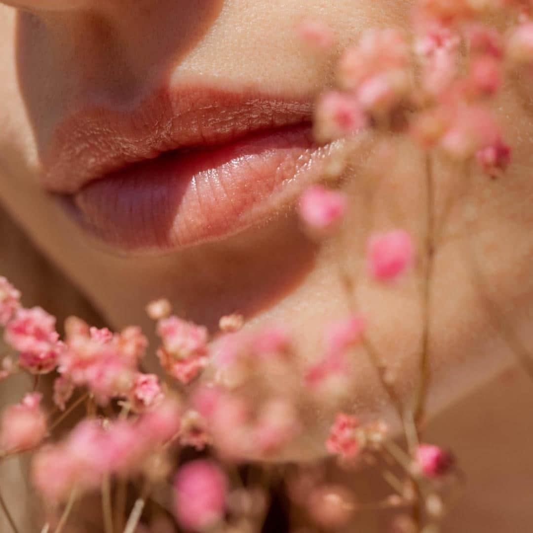 Melvita Officialのインスタグラム：「C’est la rentrée, et je passe au bio ! 🌿  Des petits gestes du quotidien, qui commencent dès la salle de bain. C’est le moment de changer mes habitudes et de privilégier des produits plus respectueux pour ma peau et pour l'environnement  Dites-nous quelle est votre bonne résolution de la rentrée en commentaire !🌱  #Melvita #cosmétique #bio #naturelle #vegan #française #jepasseaubio #rentrée #bonnerésolutions」