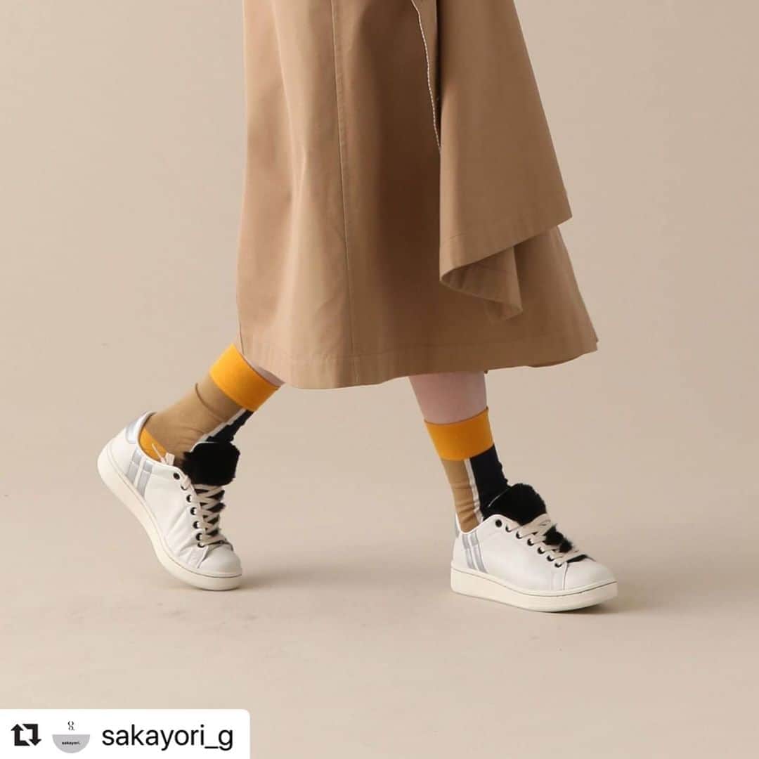 パトリックラボのインスタグラム：「@sakayori_g  >>g. for PATRICK “Rain Sneaker”<<  g.(ジードット)とPATRICKのコラボレーションスニーカーが誕生。  PATRICKで人気モデルのひとつである「KEMPSEY」 ソールを含むスニーカー全体に透湿性防水フイルムを貼り込み、雨に強いレインスニーカーとなっています。  今回のコラボレーションではサイドラインやバックステイにシルバーレザーとブランドロゴをほどこし、ベロ部分には3色展開の取り外し可能なファーパーツをつけました。  晴れた日はもちろん雨の日にも、オールシーズン使えるアイテムです。  9/26(土)より販売開始いたします。 オンラインストアでは先行予約販売を 8/28(金)AM 10時より受付開始いたします。  #g. #ジードット  #patrick  #パトリック  #パトリックスニーカー  #sneaker  #コラボスニーカー  #レインスニーカー  #kempsey  #2020aw」