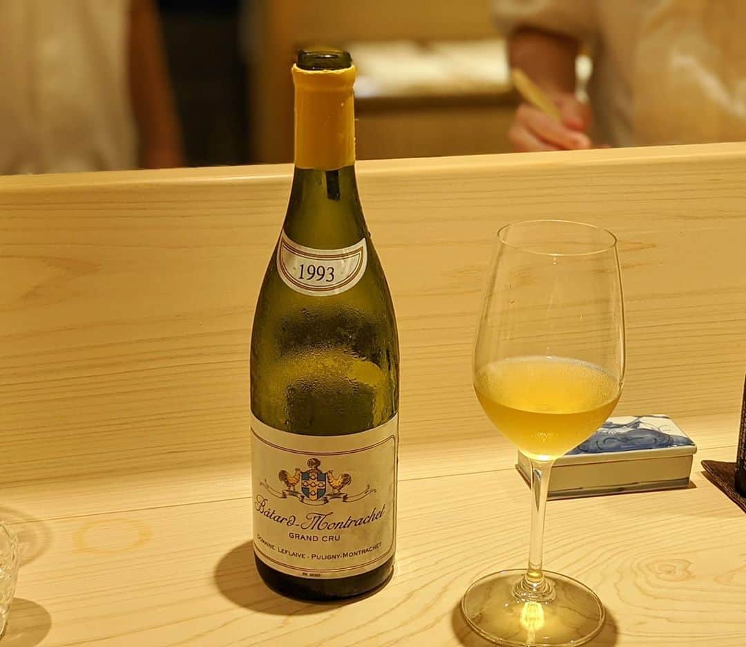 のインスタグラム：「エクアトゥールの弘子さんから、お祝いの白ワイン🥰✨ しかも、ルフレーヴバタールモンラッシェのロウキャップ。 めちゃくちゃ美味かったです。 @restaurant_equateur  ありがとうございます🙏✨」