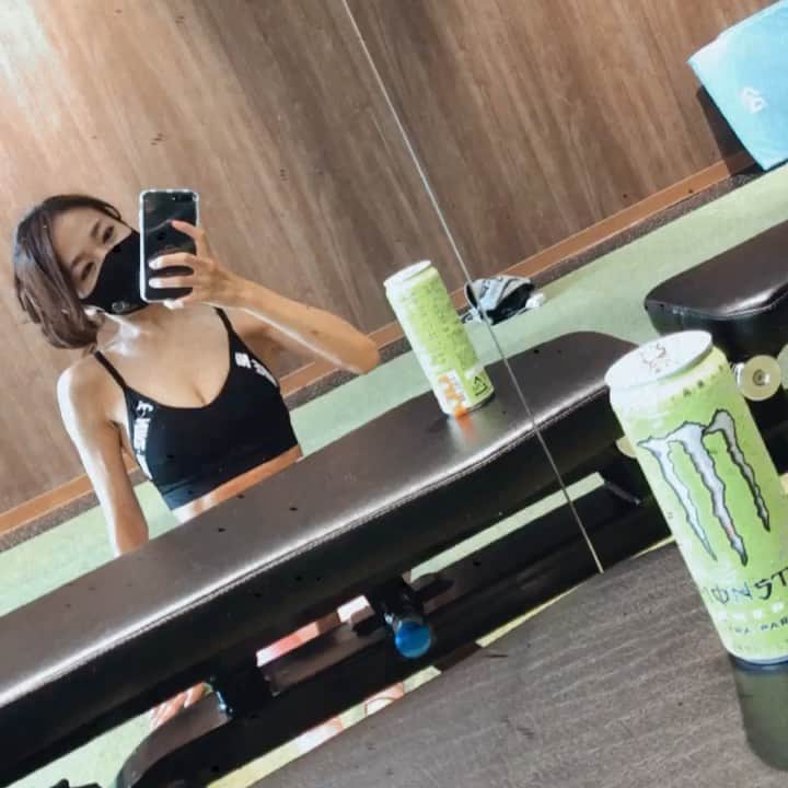 しろまっするのインスタグラム：「・ What flavor monster energy do u like ?? @monsterenergy 💚  何味のモンスターが好き？ 私はしろかな🤍 #しろまっする だから(笑)  #instafitness #fitnessjourney #fitnessmotivation #kickboxing #workouteveryday #workoutroutine #fitnessgirl #パーソナルトレーニング #ボクササイズ #キックボクシング #美尻トレーニング #美尻作り #お尻トレーニング #筋トレ女子 #家トレ #家トレ女子 #フィットネス女子 #ワークアウト #腹筋女子 #くびれ作り #美ボディメイク #美容好き #トレーニング女子 #筋トレ好きな人と繋がりたい」