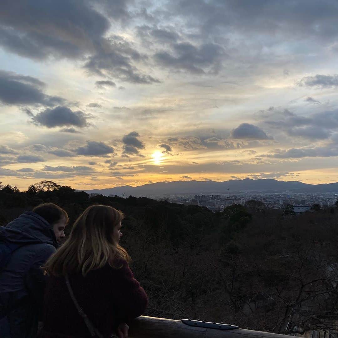 永島あゆみのインスタグラム：「☁️ ・ 台風がとても心配ですね😣 特に九州地方の皆さん… 私も実家が福岡なのでとても心配でニュースを こまめにチェックしてます 少し勢力が弱まってるみたいですが…… まだ暴風警報も出てるみたいなので気を抜かず なるべく早めに情報を収集して どうか皆さんが安全であります様に🙏」