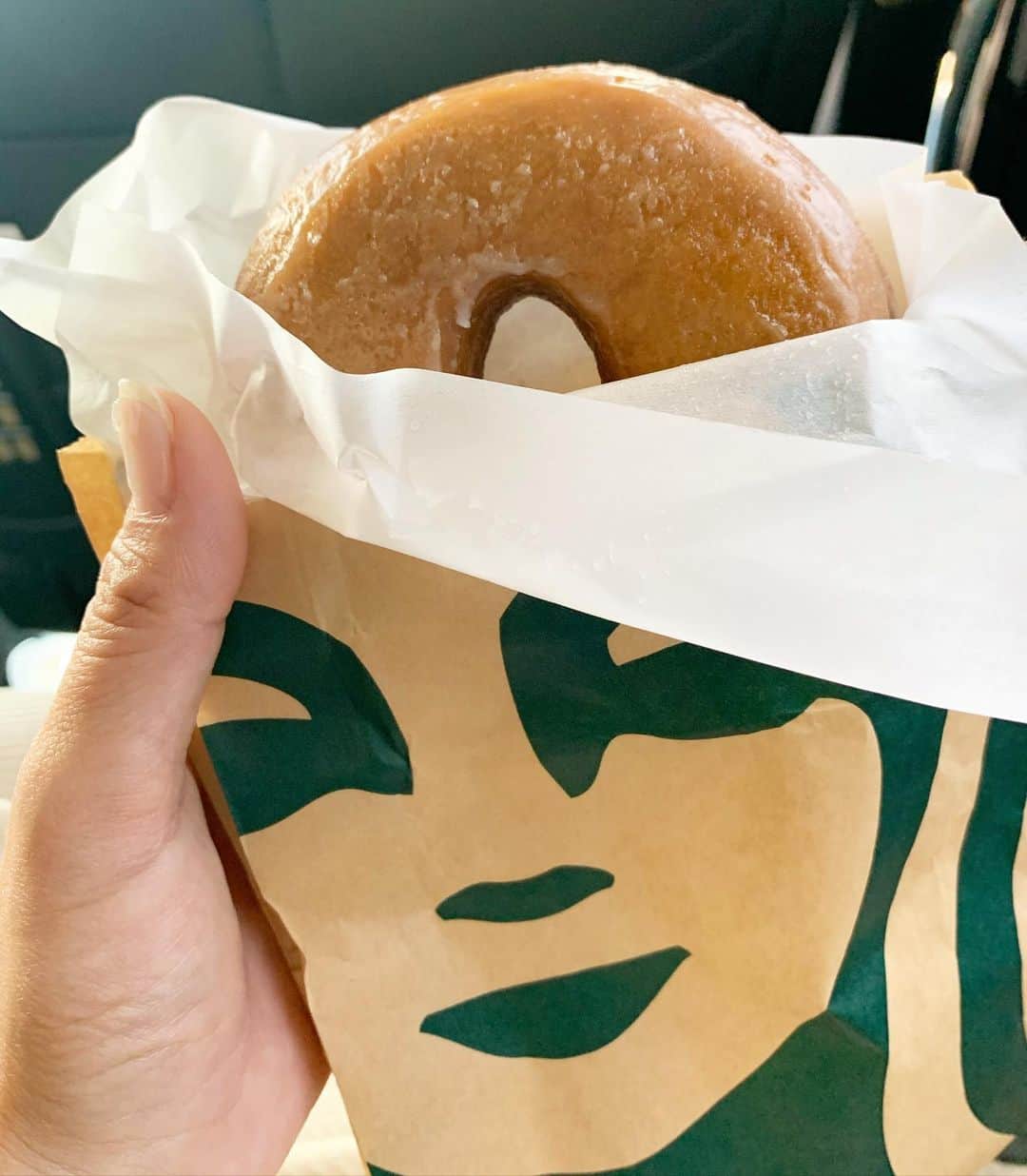 のインスタグラム：「卵アレルギーの息子でも食べれるスタバのドーナツ🍩 ・ 休日のお出かけの際にはお決まりになってきた😂 ・ フワフワとゆーよりはしっかり目の生地。 ・ 甘過ぎなくて美味しい☺️ ・ #スタバ #スタバドーナツ #卵アレルギー #アレルギーっ子 #アレルギーっ子のおやつ #2歳 #もうすぐ3歳」
