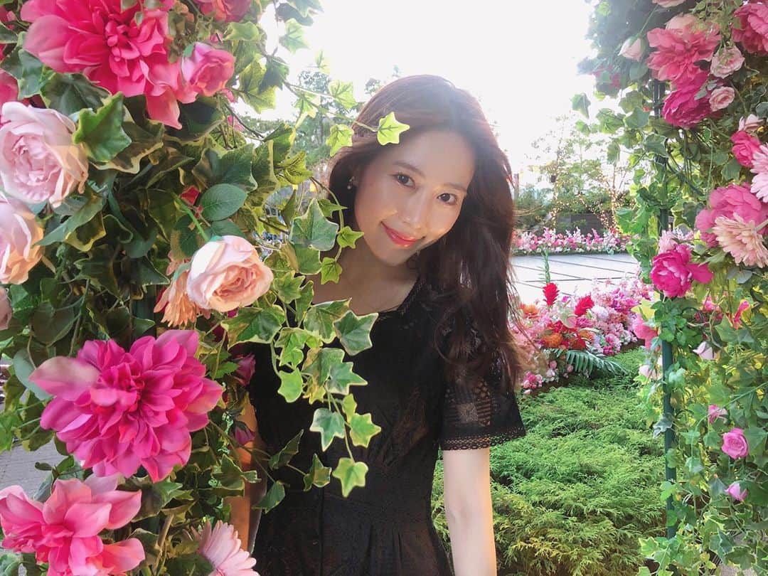 高木由麻奈のインスタグラム：「お花に囲まれて...💐☺️﻿  #flowers ﻿ #데일리패션﻿ #패션﻿ #时装 ﻿」