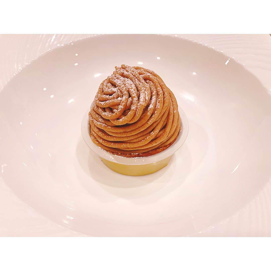 宮本笑里さんのインスタグラム写真 - (宮本笑里Instagram)「やっと。やっと！　 秋から期間限定のモンブランが始まった🧡  これに出逢ってから、モンブランへの印象が劇的に変わりました😳✨  濃厚マロンクリームに、 口当たりの軽やかな生クリーム。 さらにはアーモンド風味のサックサク メレンゲが🥺  金、土、日、祝日のみの販売らしいので 皆様もぜひ美味しい秋の味を🌰  #sweets #cake #ジャンポールエヴァン  #jeanpaulhevin #chocolate #モンブラン　#jeanpaulhevin_japon」9月6日 16時20分 - emirimiyamoto