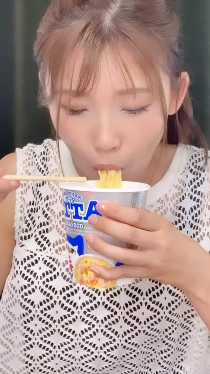 のインスタグラム：「🍜♡ ・ ・ ・ ラーメンすすりまくり🍜 #asmr #qutta   ホントは横で撮った動画だから、だいぶ アップですみません🙏 #ラーメン #とんこつ派 #モッパン #ramen」