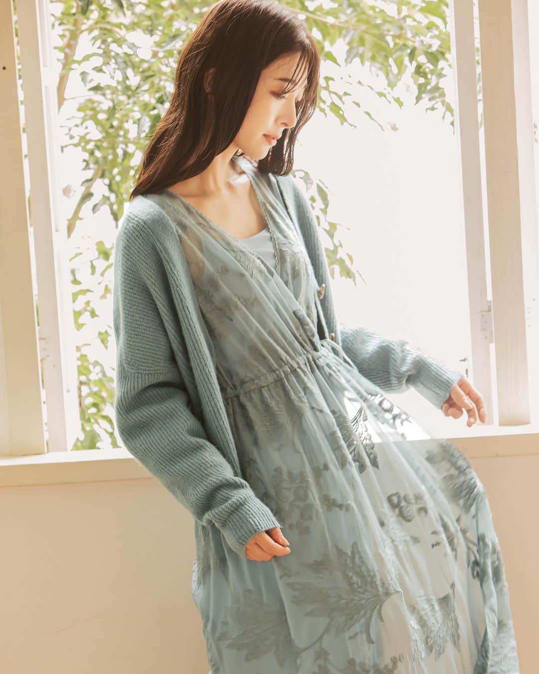 のインスタグラム：「【JILLSTUART SEPTEMBER 2020】 MELLISA  EMBROIDERY 092-0240028 col.bule,brown ¥35,000+tax  ELLIZA KNIT 092-0270025 col.pink,blue,beige ¥17,000+tax  #jillstuart #color #knit #onetone #2020aw  #autumn #september #fashionstyle #recomended」