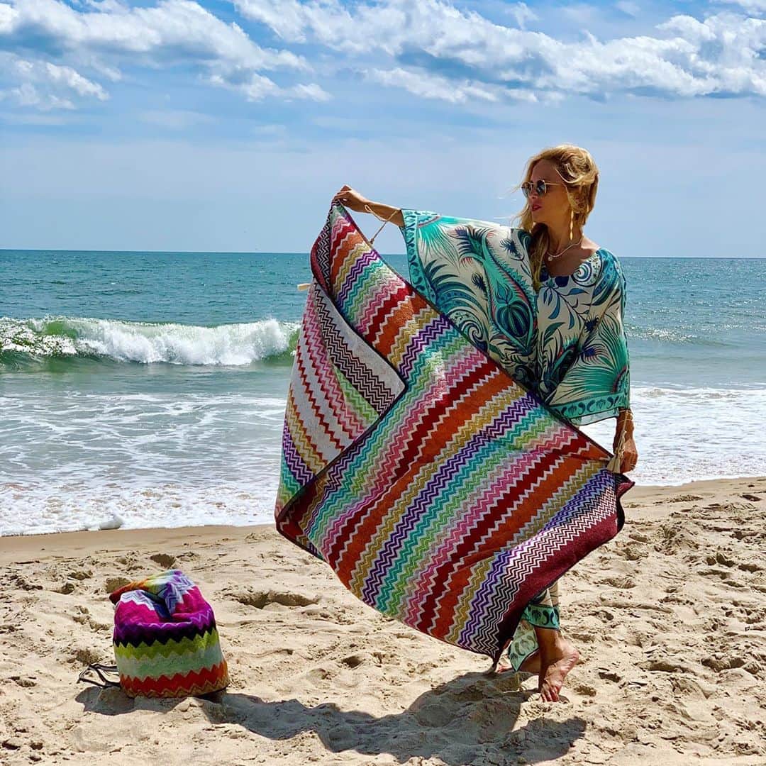 レイチェル・ゾーのインスタグラム：「Summer don’t end..I miss you already ☀️🌊 #happyplace XoRZ」