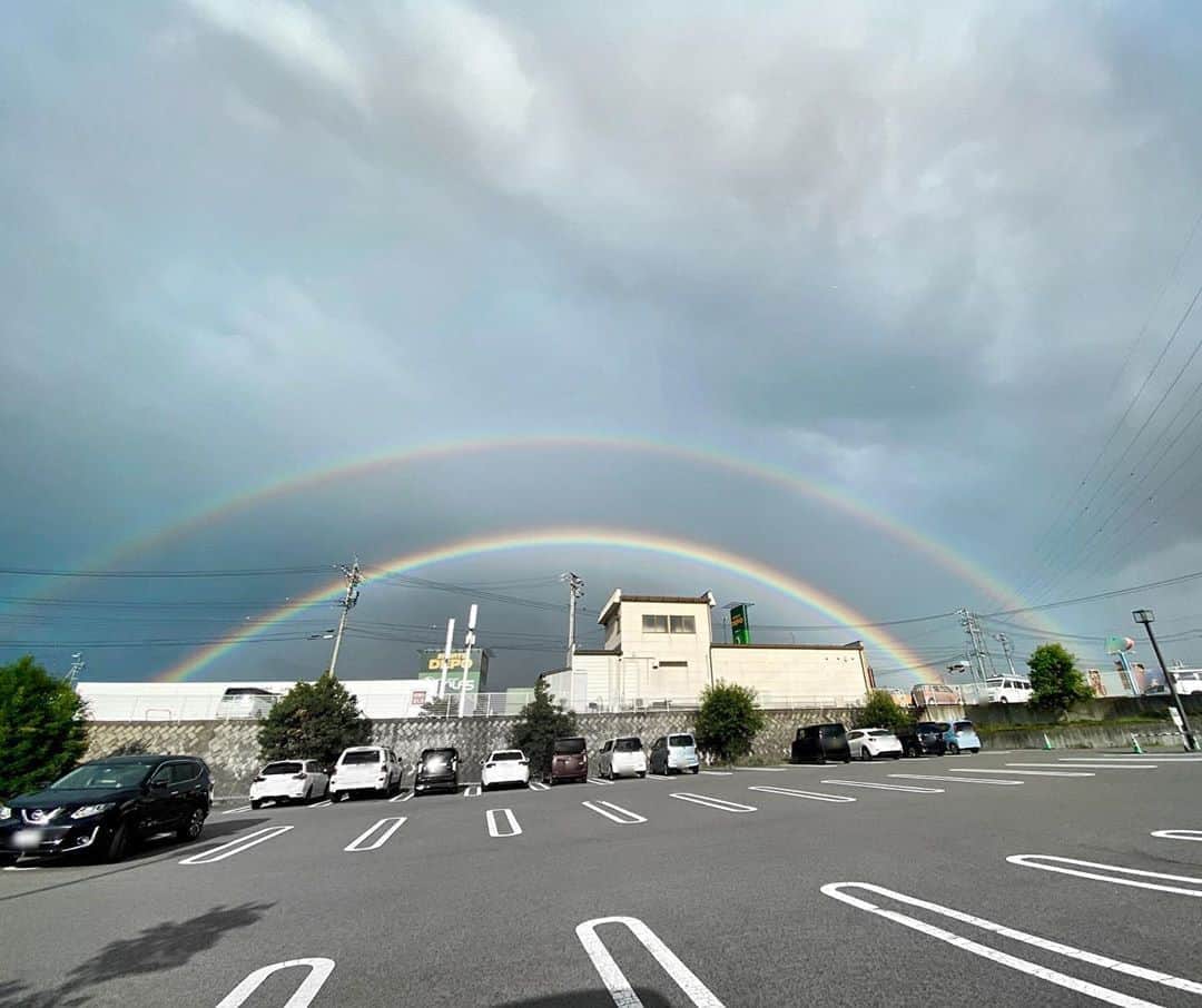 KEIさんのインスタグラム写真 - (KEIInstagram)「ふたごのにじっっ！！！！！！！🌈🌈 . これを奇跡と言うのか、、 運命というのか、、、 . 素敵すぎたから投稿でみんなにシェア〜🥰🌈🌈 . . . #虹 #景色 #空 ❣️虹の色は加工してないよ」9月6日 16時28分 - kei_oktwins