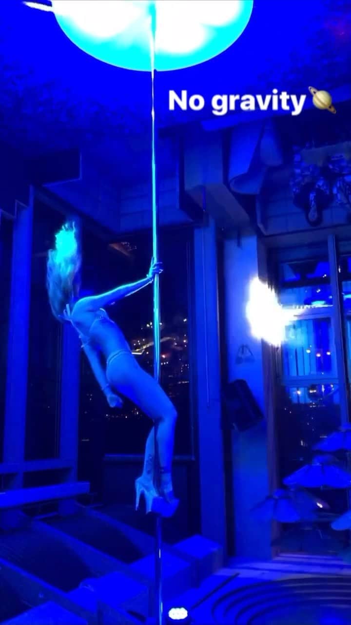LuCyCoのインスタグラム：「🌍  どっちが上でどっちが下でしょう👾  #無重力  #ポールダンス  #宇宙 #ダンス動画  #重力無視」