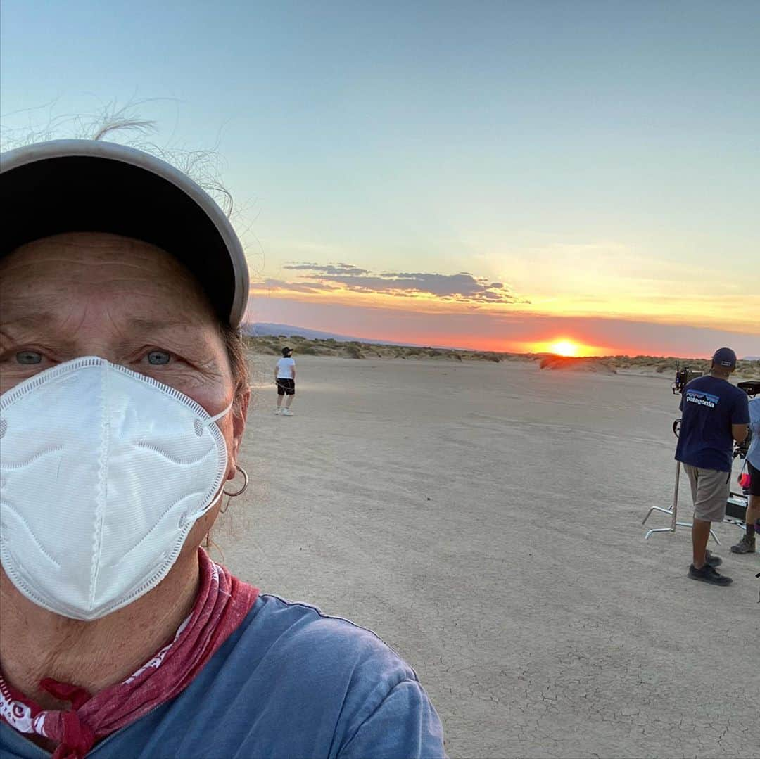 ドット=マリー・ジョーンズさんのインスタグラム写真 - (ドット=マリー・ジョーンズInstagram)「VERY EXCITED TO HAVE GONE TO SET TODAY!! CAN’T WAIT TO START FILMING THIS WEEK! THE DESERT SKY IS STUNNING YET THE HEAT IS NOT.  A BRISK 112o TODAY JUST LIKE AN OCEAN BREEZE! 😑🔥🤬🥵😰LOVE THE WHOLE CAST AND CREW ALL KICK ASS FOLKS! ❤️👏🏻👏🏻👏🏻 @haviland @reedstillwell @iamrebeccaweil @featheredfilm」9月6日 16時35分 - dotmariejones